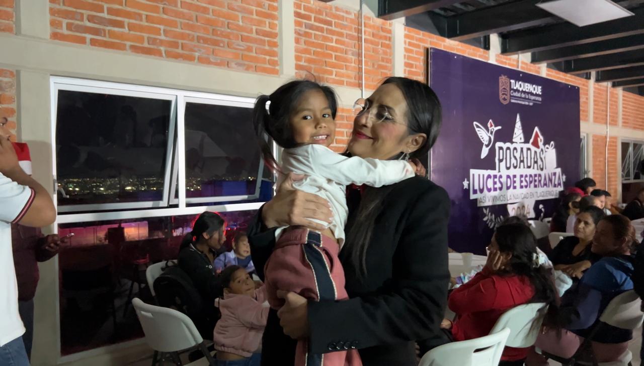 LLEVA LAURA IMELDA FIESTA Y ALEGRÍA EN LA CENA DE NOCHEBUENA A FAMILIAS DE LA COLONIA BUENOS AIRES EN EL CERRO DEL CUATRO